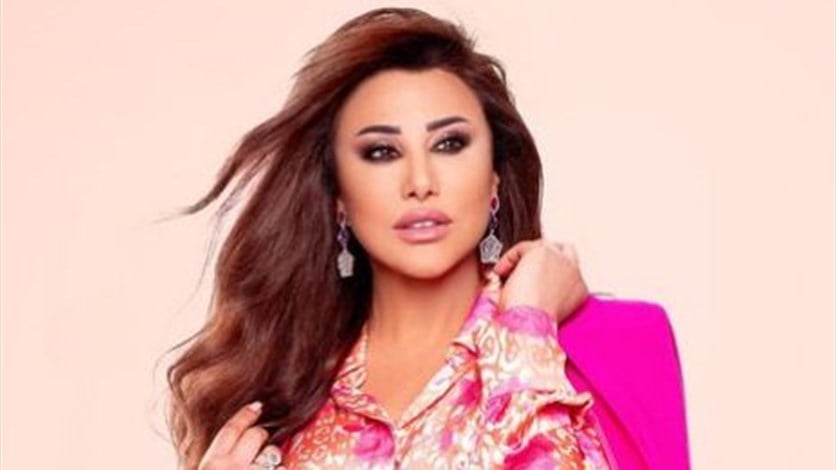 Najwa Karam hugs a fan in Cyprus … and the public: luxury, humility and love (video)