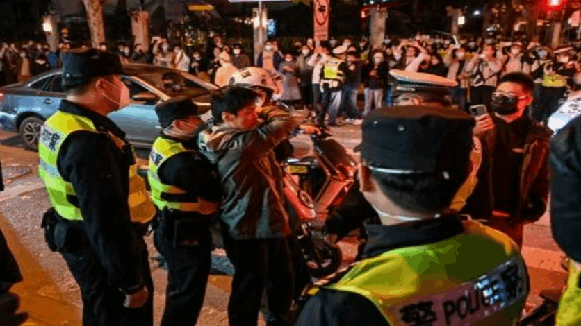 A demonstration in Shanghai to protest the zero Covid policy… and two people were arrested