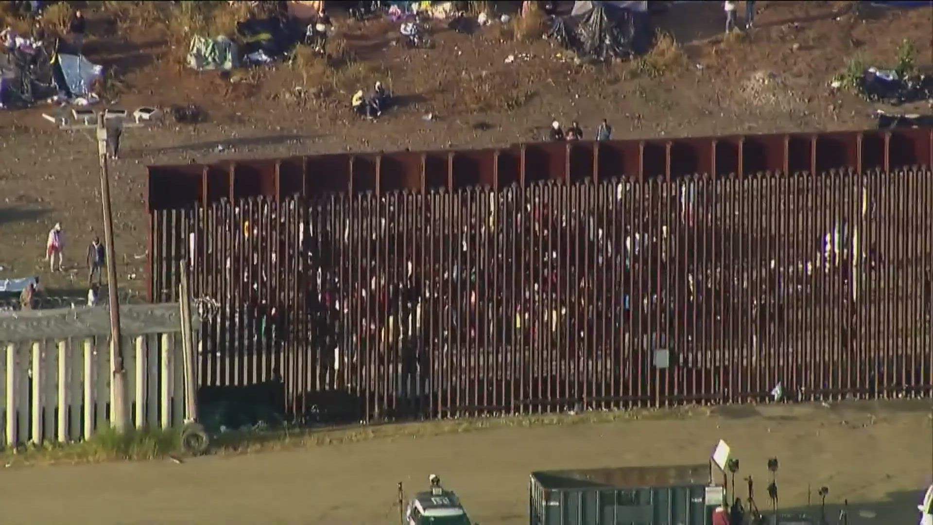 Los cruces de inmigrantes en la frontera entre Estados Unidos y México colapsaron después de que expiró el Título 42.
