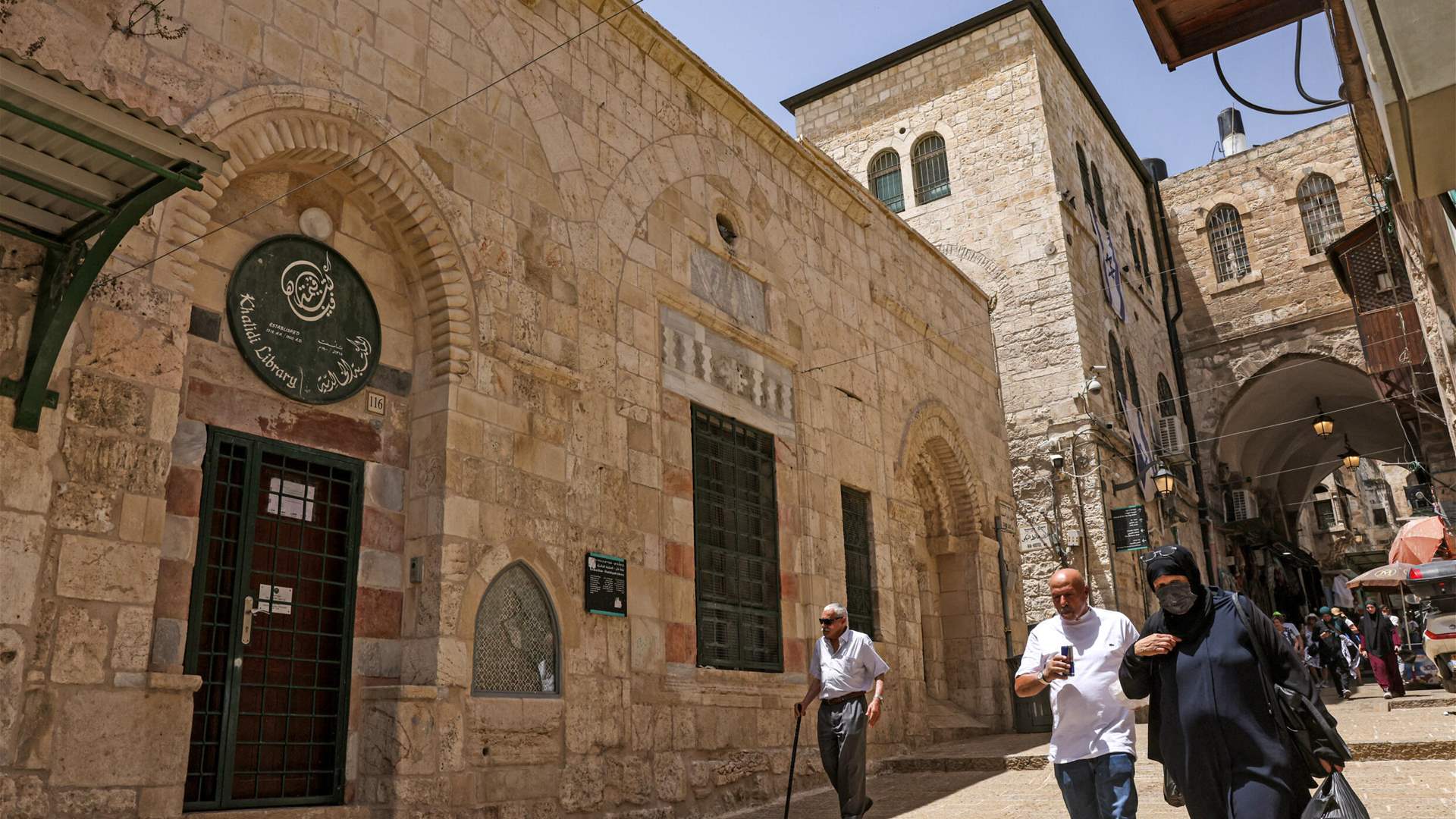مخطوطات تروي جزءًا من تاريخ مدينة القدس قيد الترميم في مكتبة الخالدية (صور)