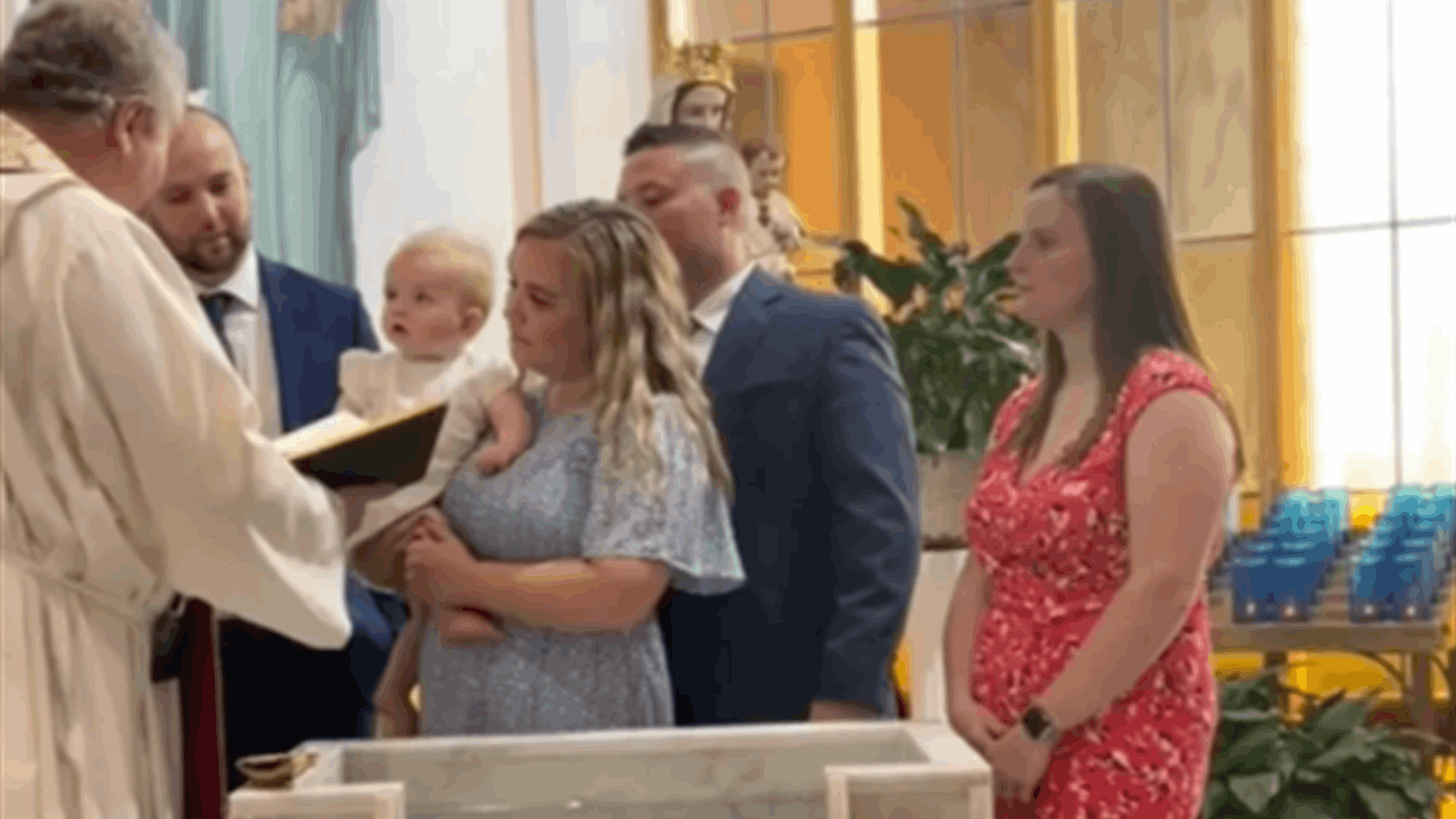 طفل يثير دهشة الحاضرين... أسقط الكتاب المقدس في المياه أثناء معموديته! (فيديو)