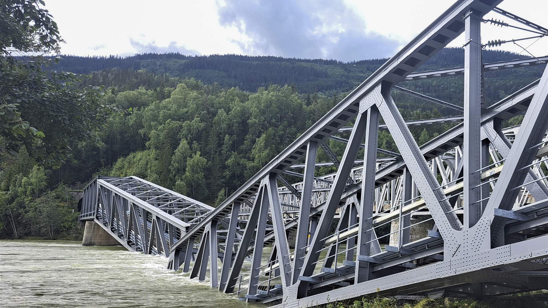 Collapse of railway bridge in Norway due to floods leaving no victims