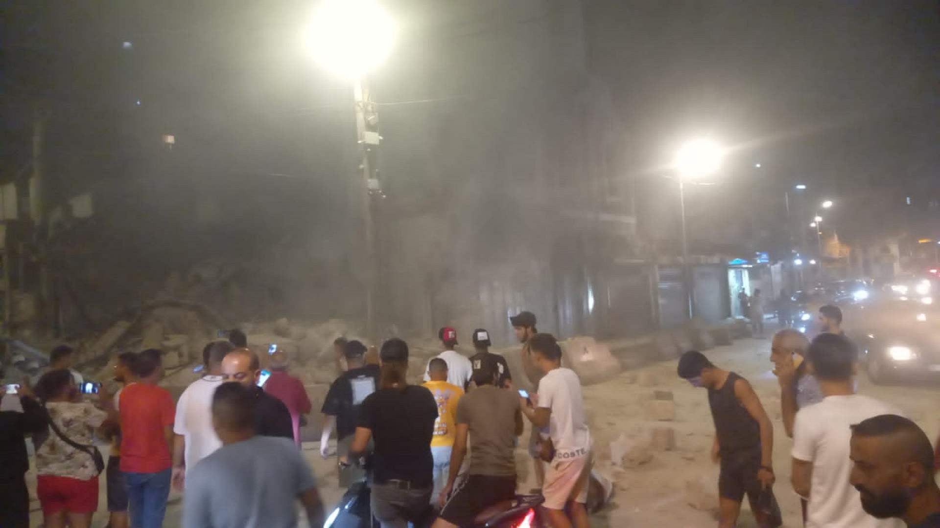 انهيار مبنى غير مسكون بجانب أفران المير في منطقة الزاهرية - طرابلس (صور + فيديو)