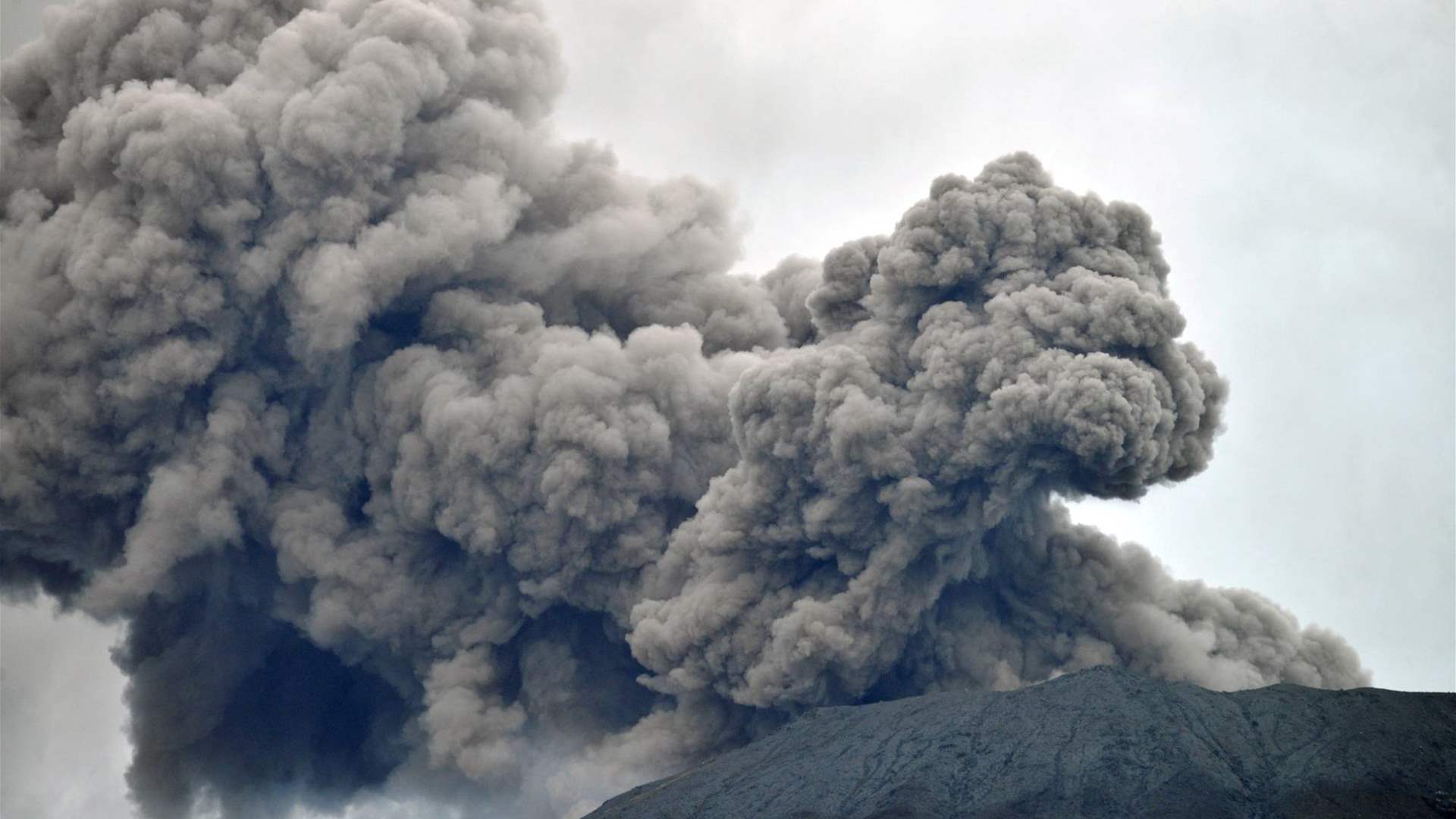 11 قتيلًا على الأقل جراء ثوران بركان في إندونيسيا