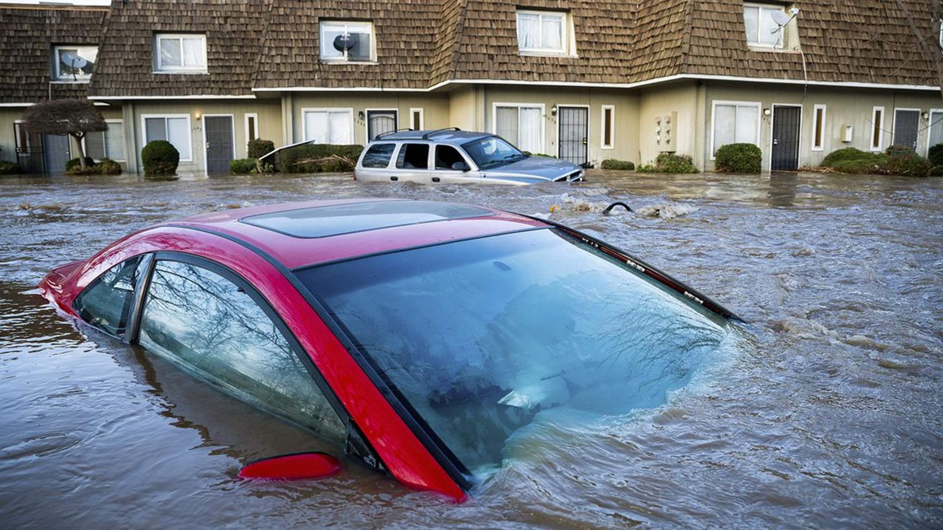 رجل &quot;بطل&quot; ينقذ سيدة من مياه الفيضانات... مشهد لا يُصدّق! (صور)  