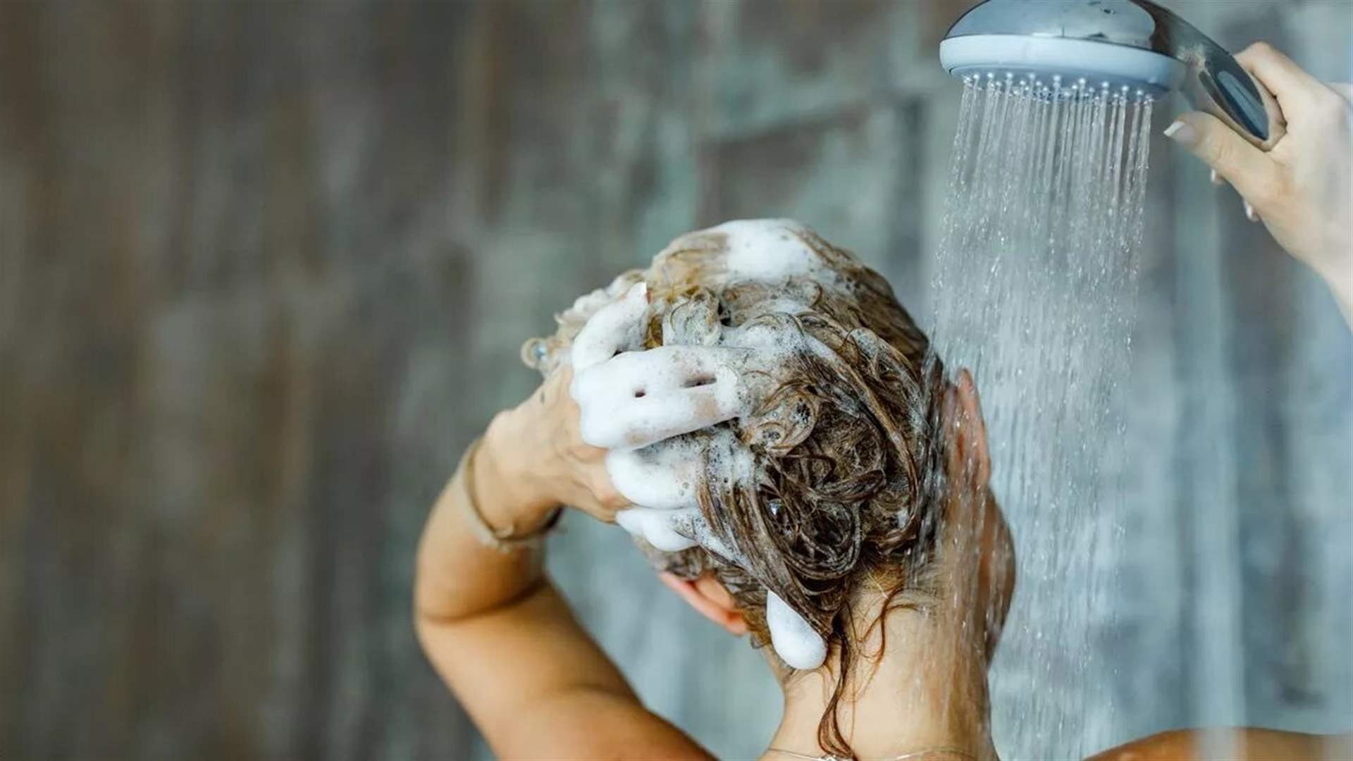 هل يجوز غسل الشعر لأكثر من مرة خلال الأسبوع؟ هذا ما كشفه الخبراء!