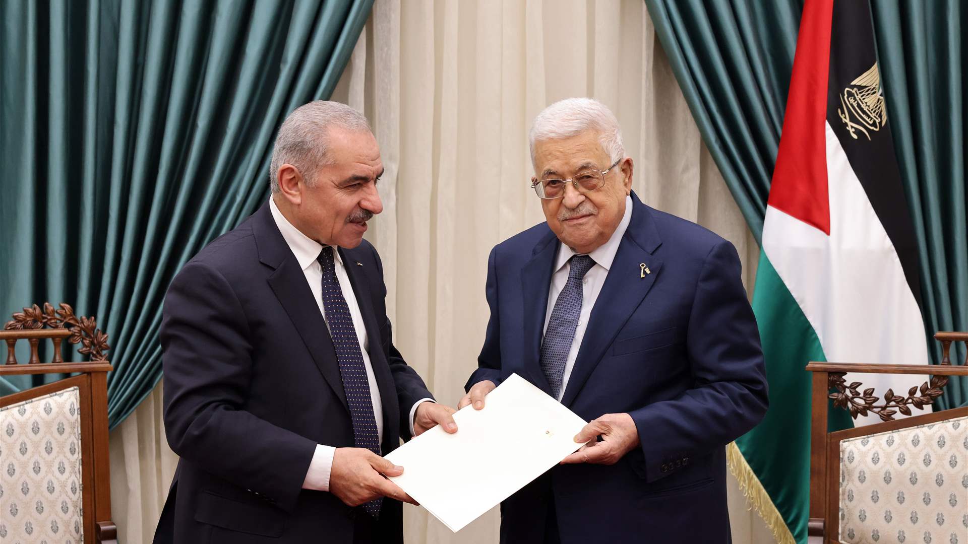 الرئيس الفلسطيني يقبل استقالة حكومة اشتية 