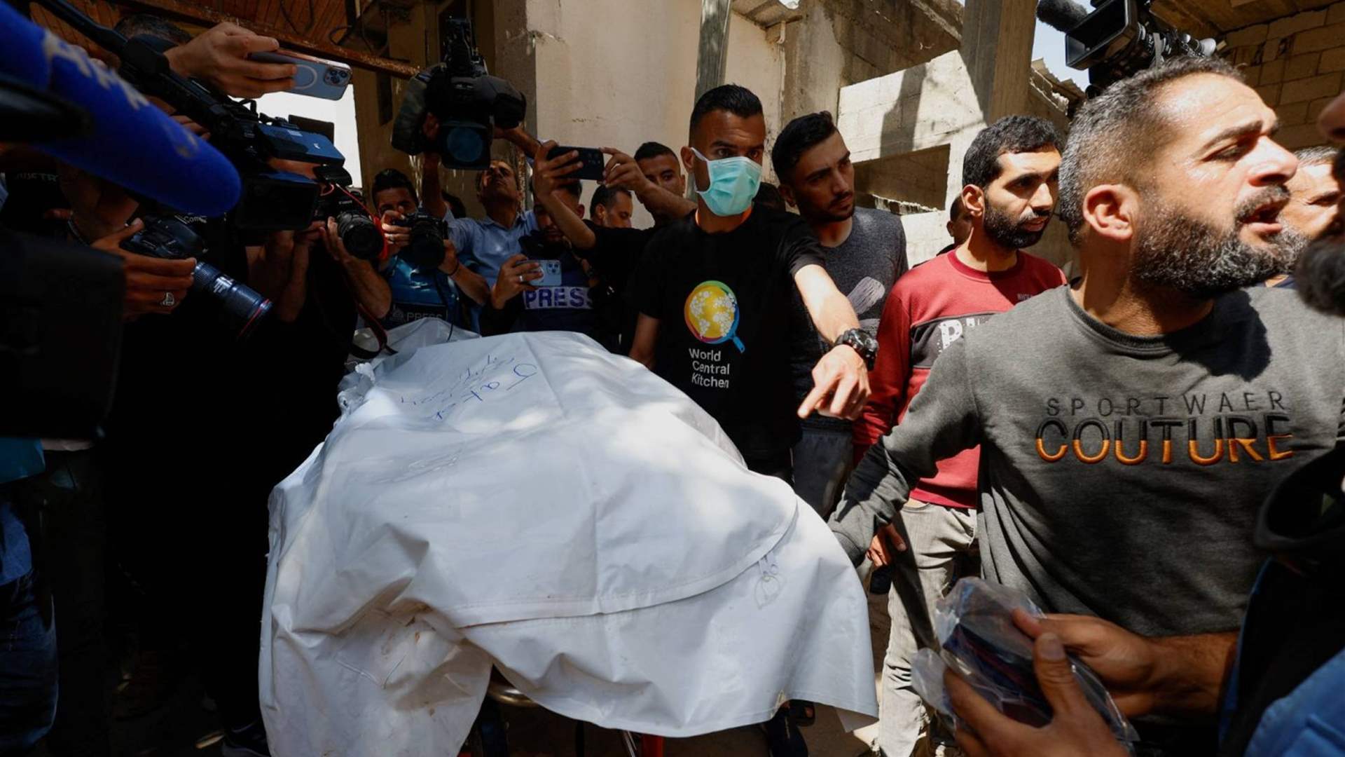 جثث موظفي الإغاثة الأجانب الذين قتلوا في غارة إسرائيلية تغادر غزة