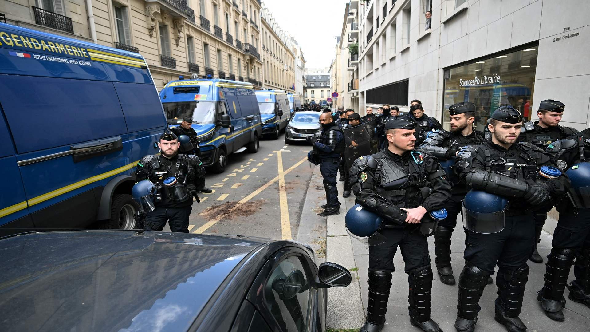 الحكومة الفرنسية تؤكد أن &quot;الحزم كامل وسيبقى كاملا&quot; بعد تدخل الشرطة في معهد العلوم السياسية