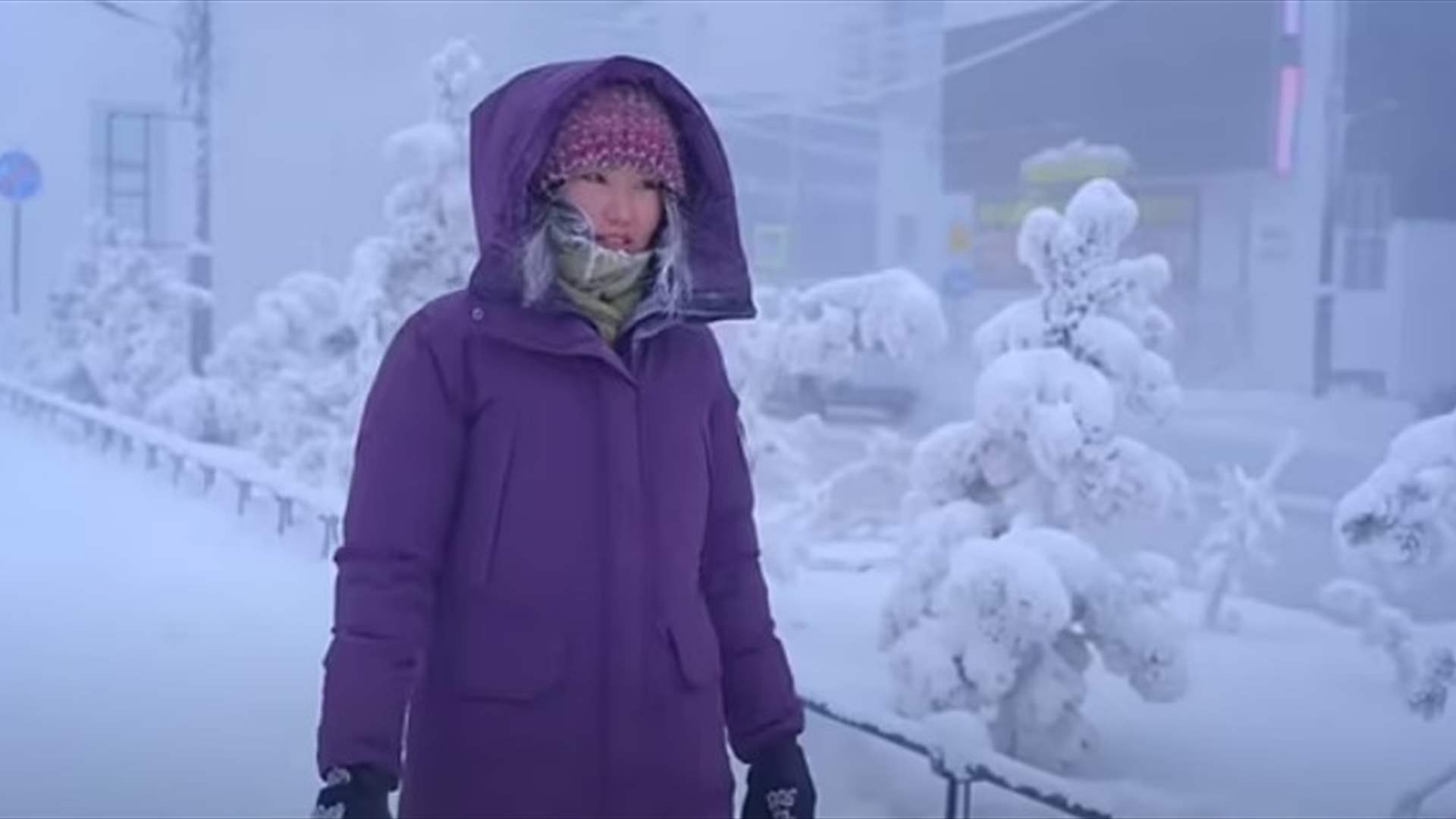 امرأة في &quot;أبرد مدينة في العالم&quot; تكشف عن حقيقة البرد القارس: &quot;مشهد من فيلم خيال علمي&quot; (فيديو)