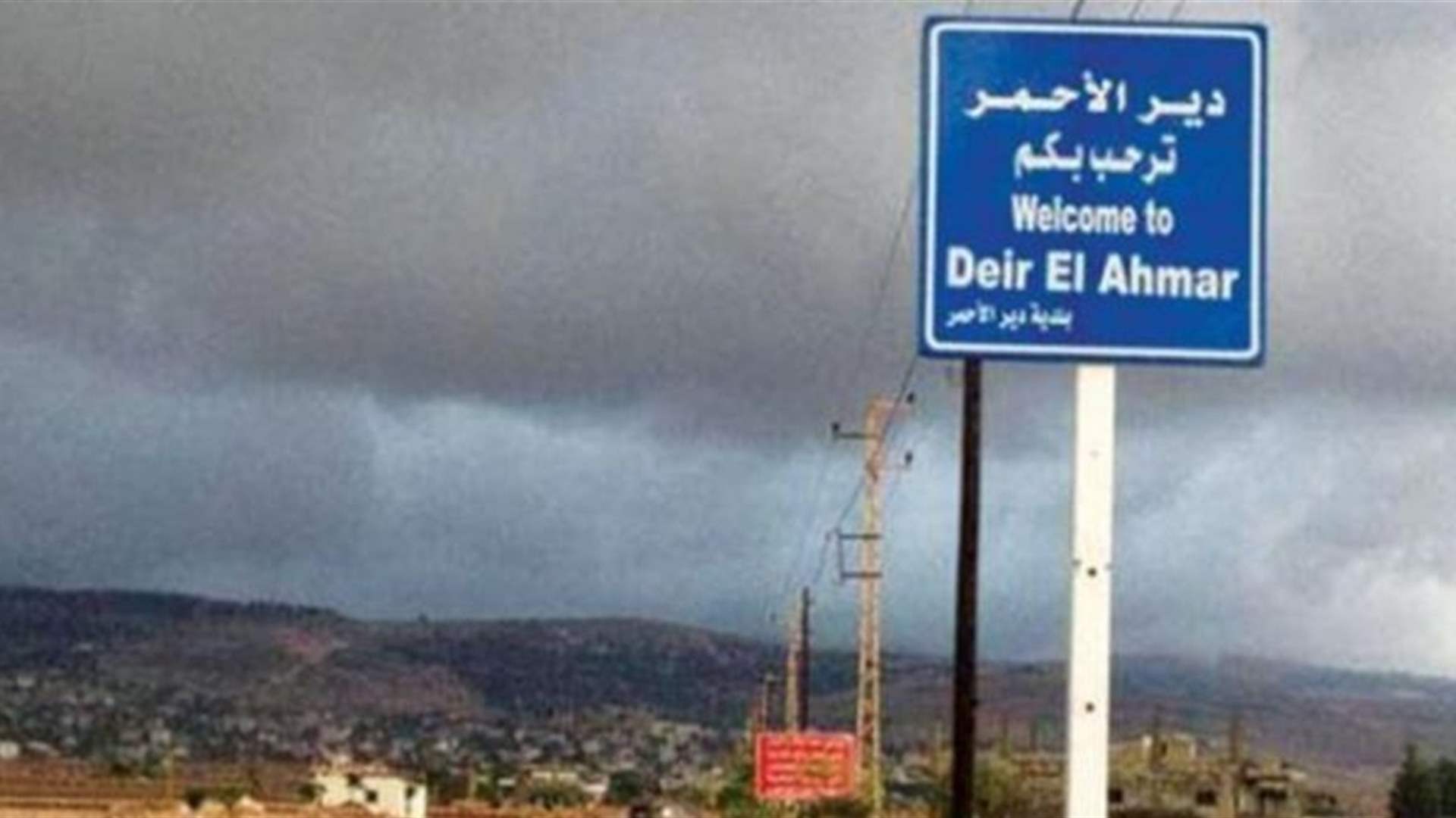 شرطة بلدية دير الأحمر طلبت من نازحين سوريين مخالفين تفكيك خيمهم