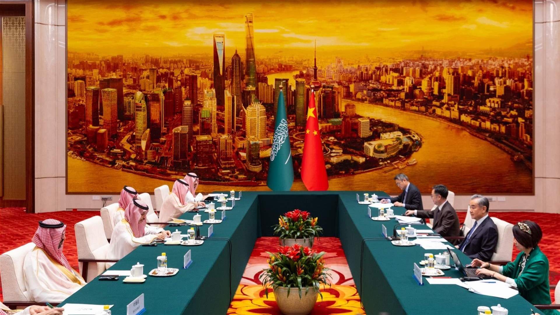 الأزمة الأوكرانية بين وزير الخارجية الصيني ونظيره السعودي