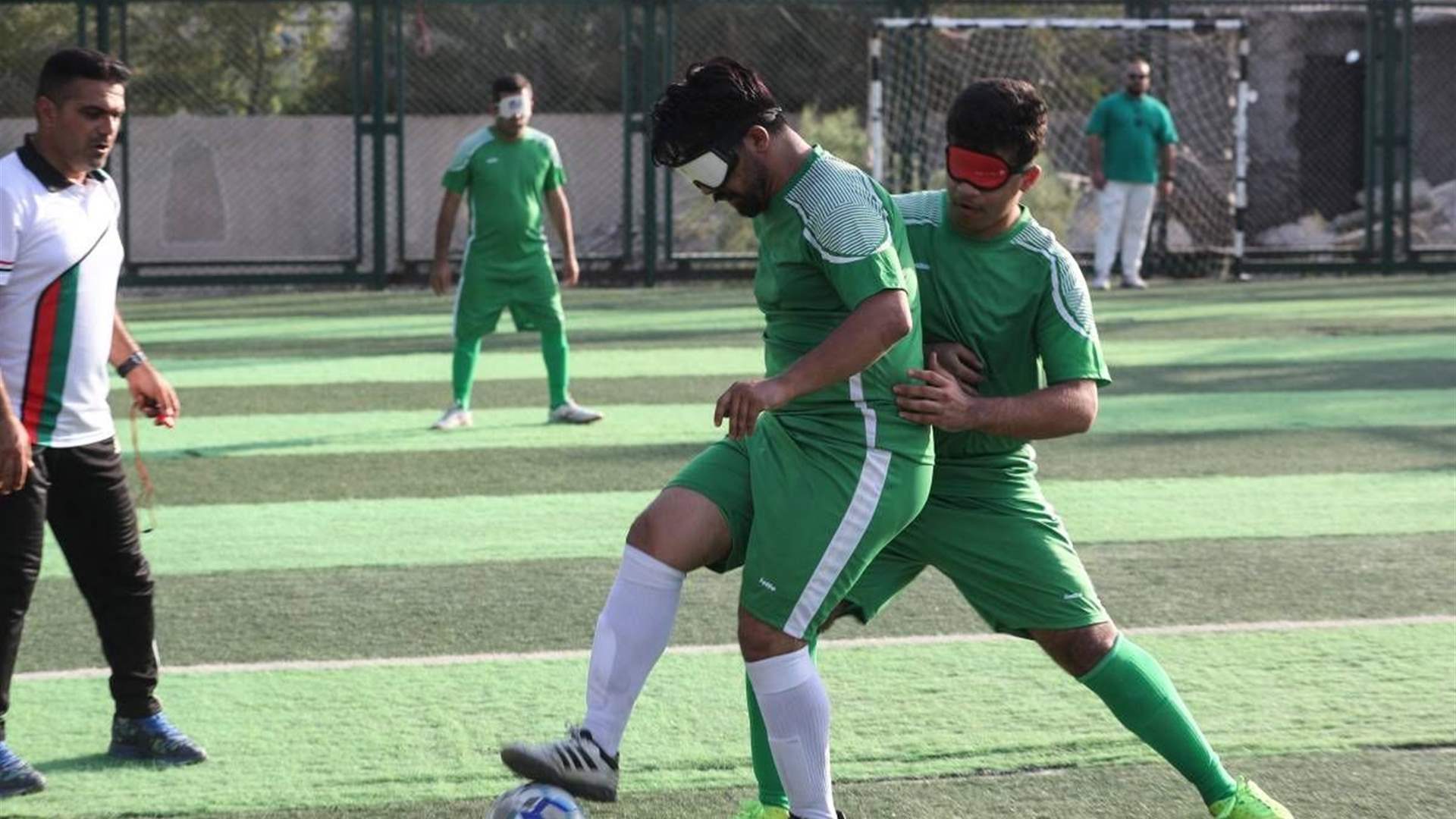 بعدما فقد بصره... رجل يحقّق حلمه بتأسيس أول فريق كرة قدم للمكفوفين في العراق (صور)