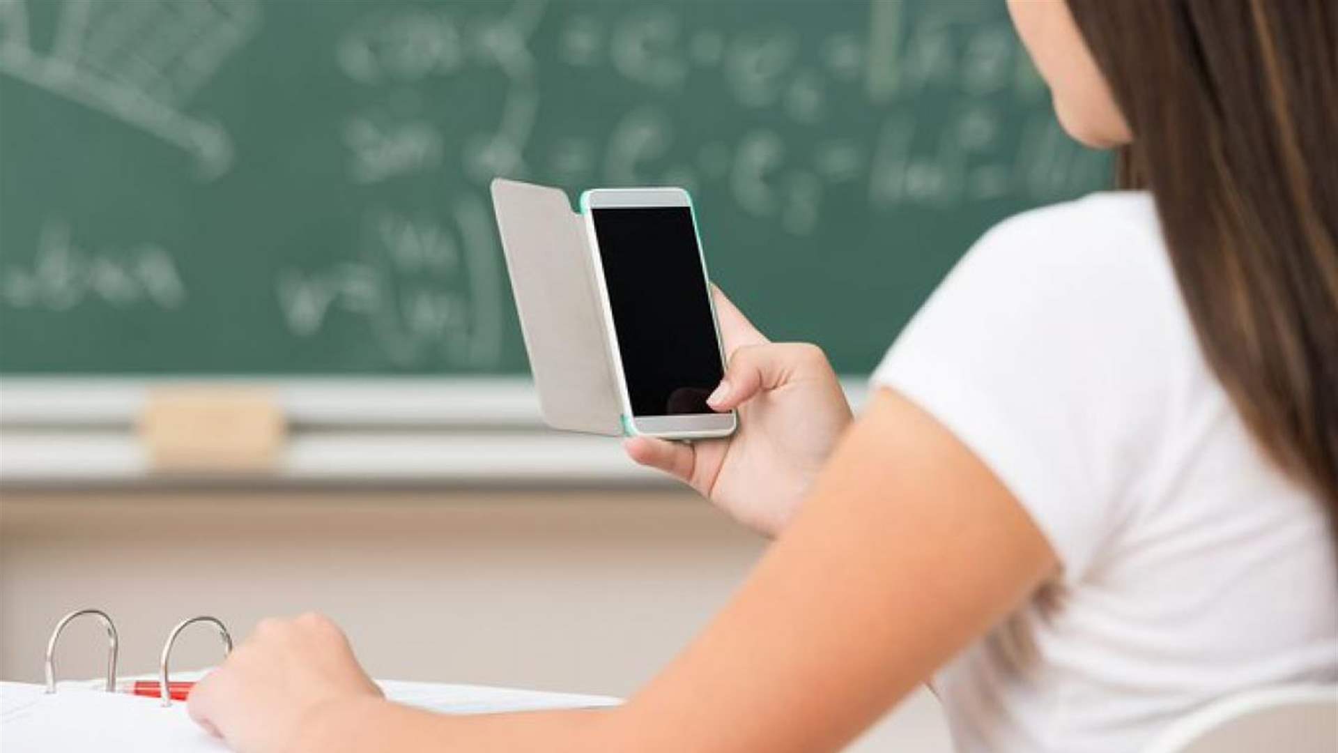 لوس أنجلوس تعتزم منع استخدام الهواتف الذكية في المدارس