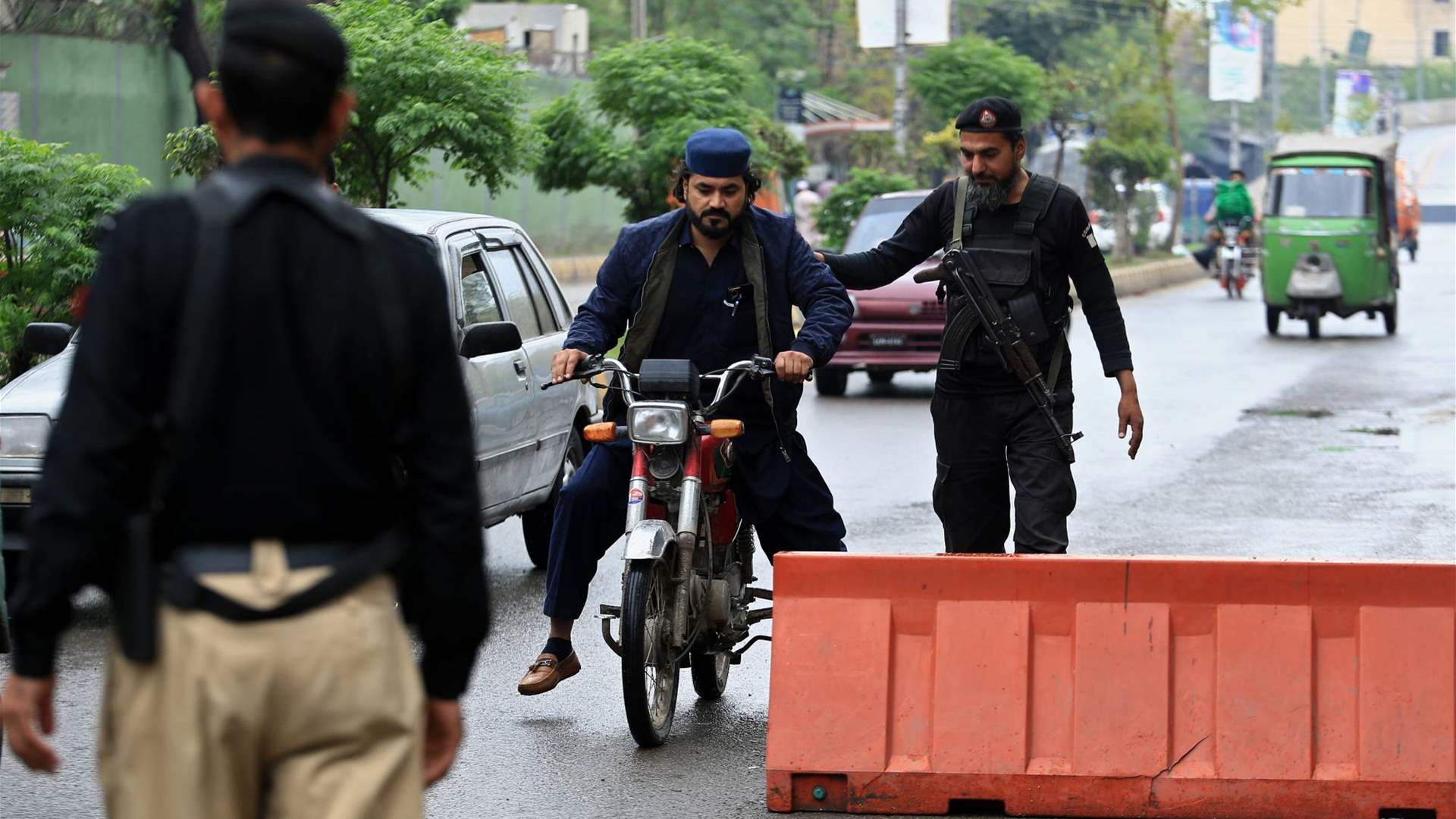 السلطات الباكستانية بدأت تحقيقًا لتحديد هُوية أفراد مجموعة قتلت سائحًا