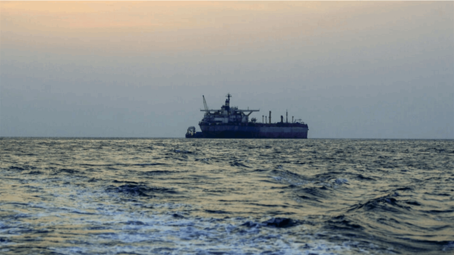 هيئة عمليات التجارة البحرية البريطانية: ربان سفينة تجارية أبلغ عن سقوط صاروخ في الماء بالقرب منها