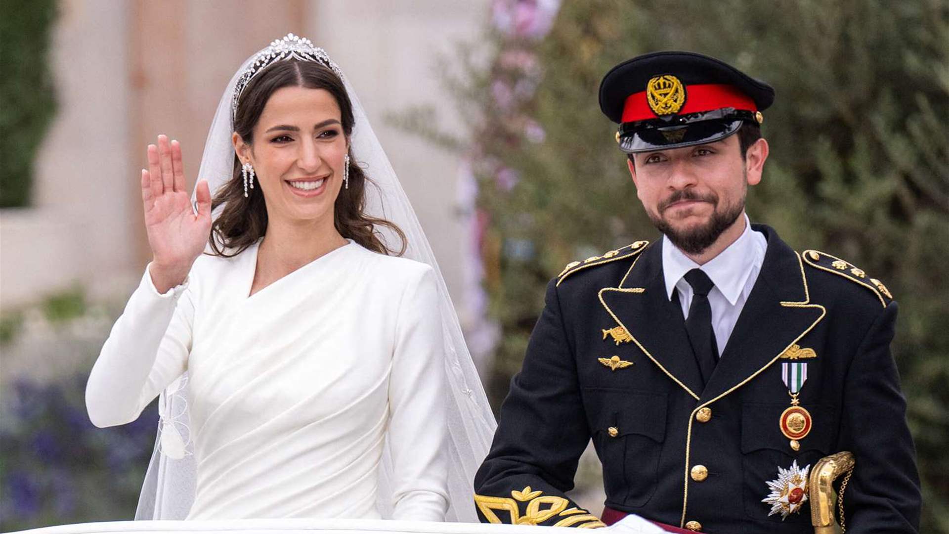 بكلمات مؤثرة... الملكة رانيا تُعايد ابنها في أحدث صورة مع زوجته الحامل (صورة)