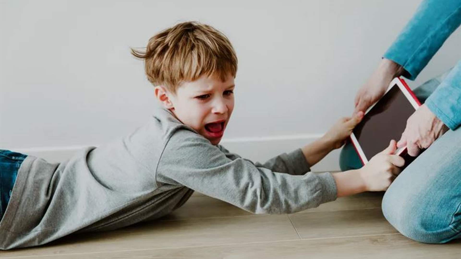 التعامل مع نوبات غضب الأطفال بهذه الطريقة يجعل سلوكهم أسوأ بكثير: إليكم الحلّ