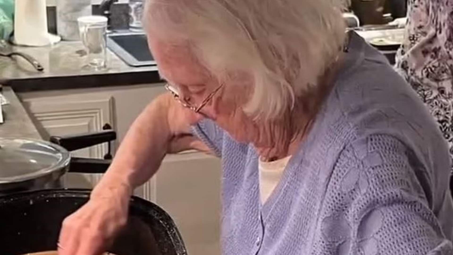 عمرها 100 سنة وما زالت تقود سيارتها... مسنة ترفض فكرة التقاعد وتكشف سر العيش طويلا!