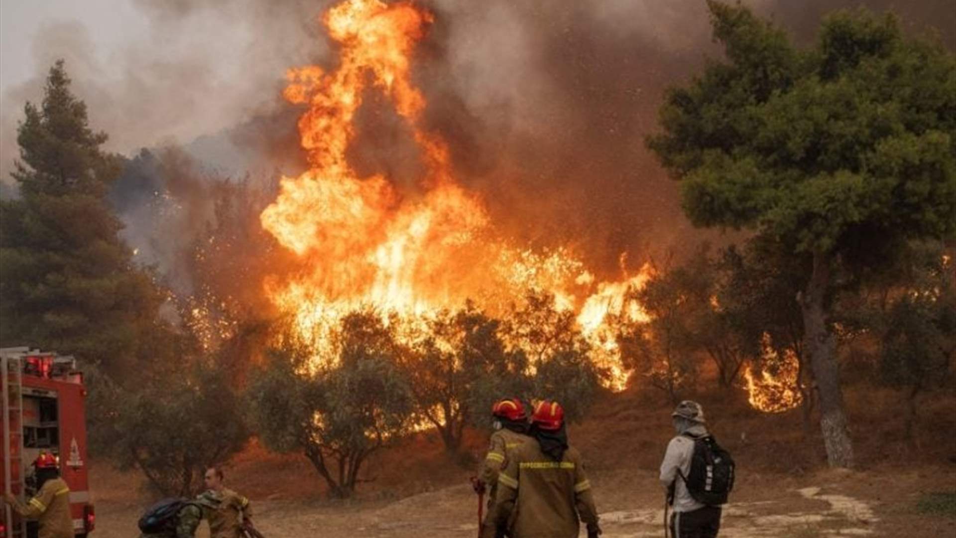 عمال إطفاء يخمدون حريقًا في غابة في جزيرة سيريفوس اليونانية