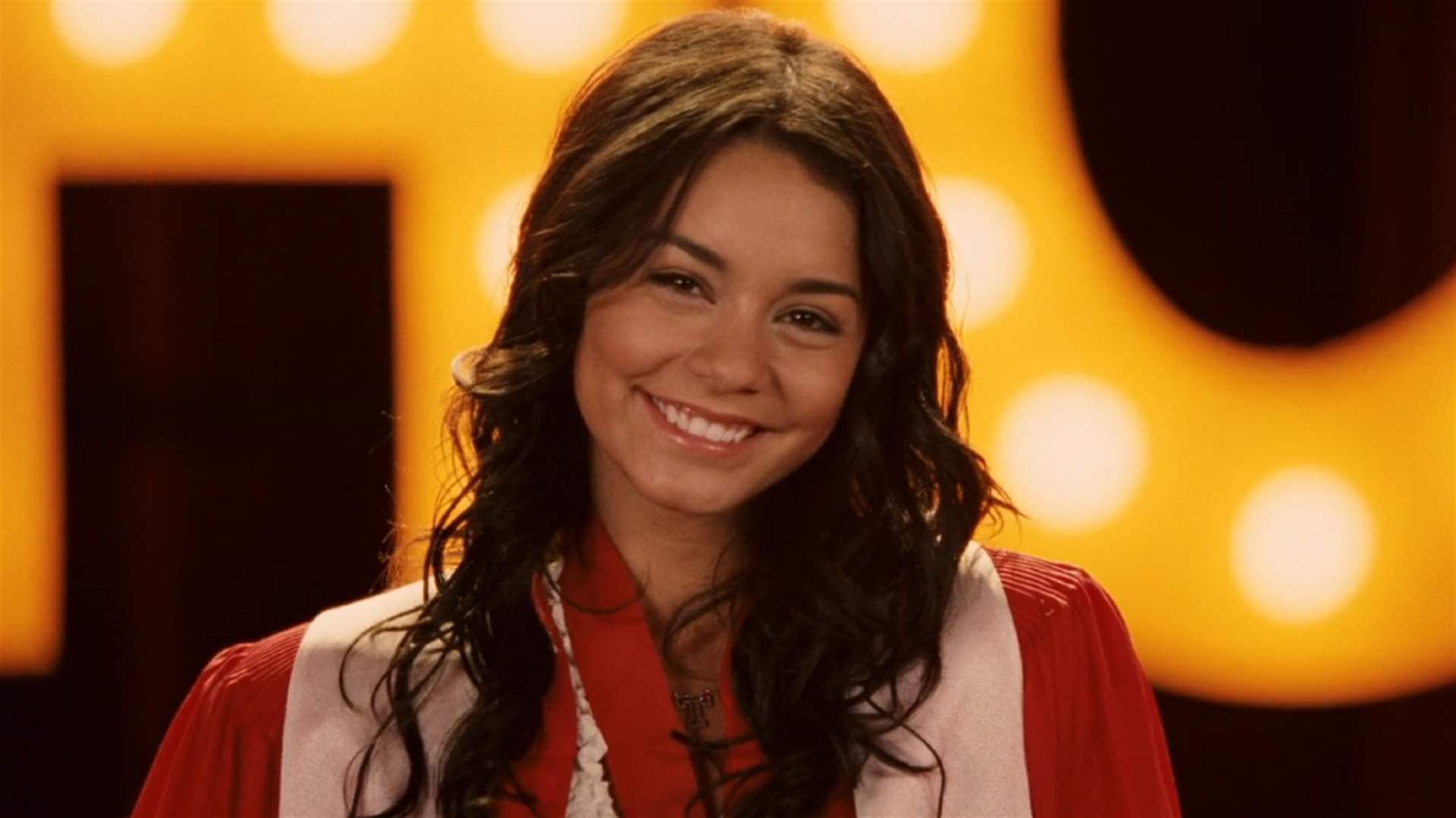 بطلة High School Musical فانيسا هادجينز تستقبل طفلها الأول (صور)