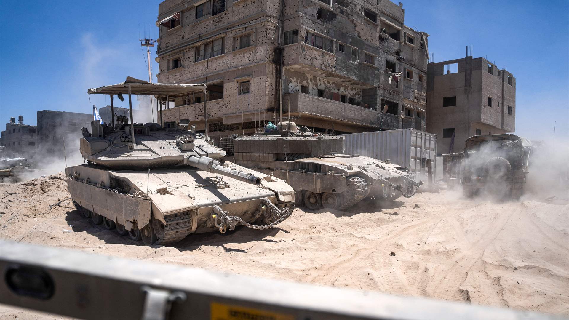  Israeli tanks advance into Gaza City districts, residents report heavy fire