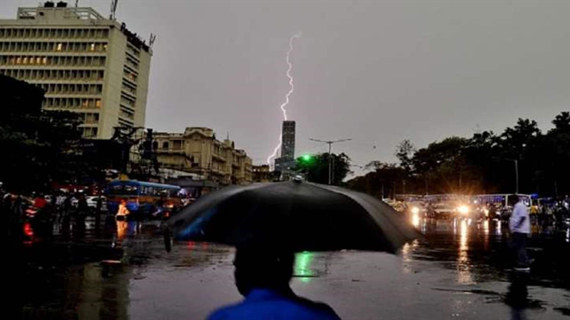 عشرة قتلى في الهند صعقاً بالبرق وفيضانات في بومباي بسبب العواصف الموسمية