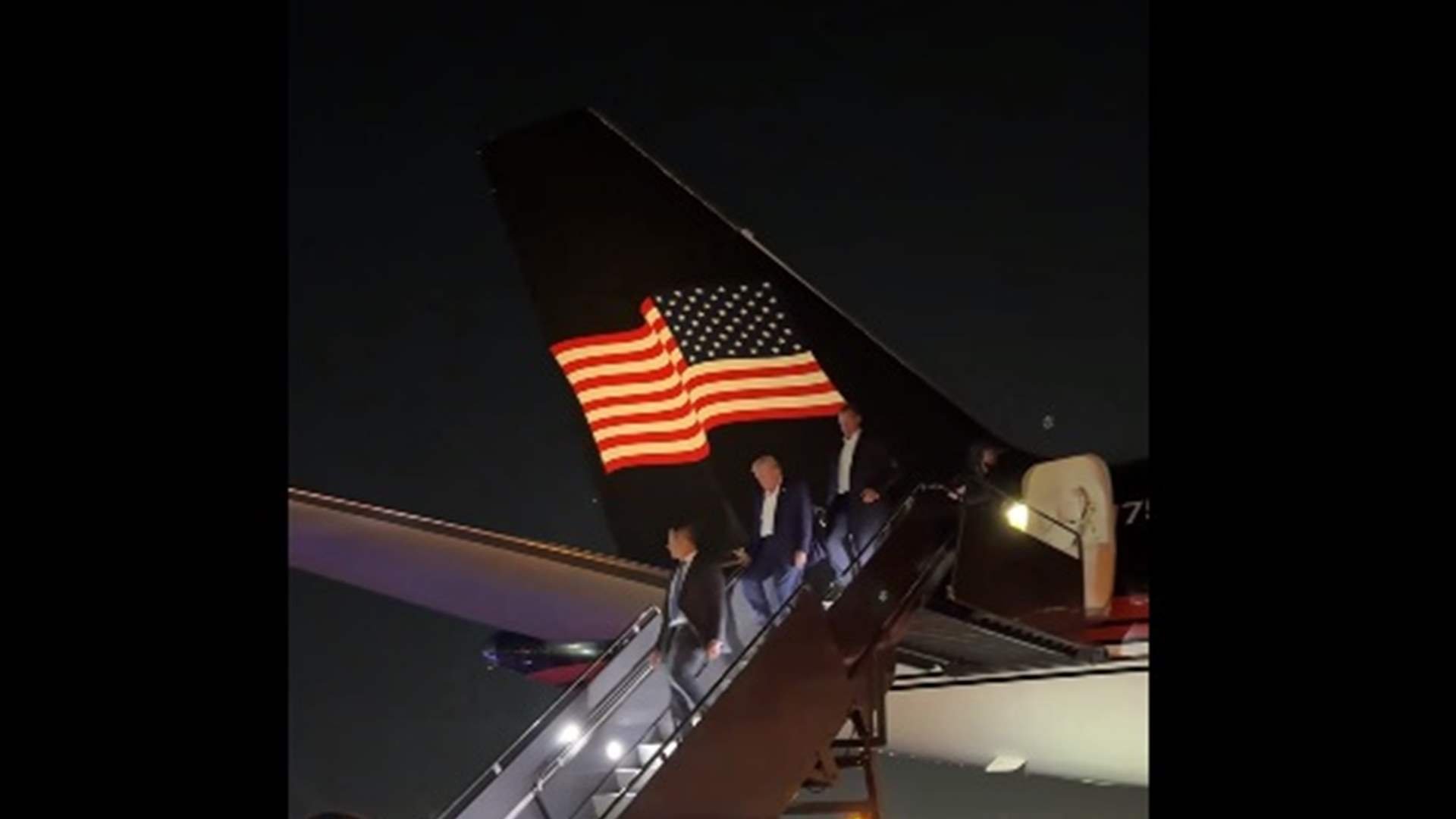 ترامب يترجل من طائرته بعد حادثة إطلاق النار (فيديو)