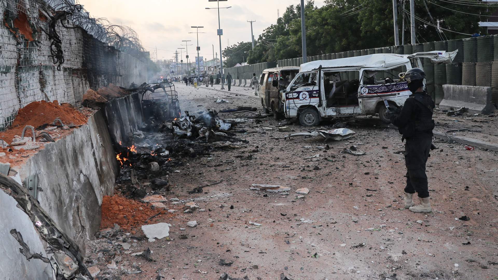 Car bomb kills five, injures 20 outside restaurant in Somalia