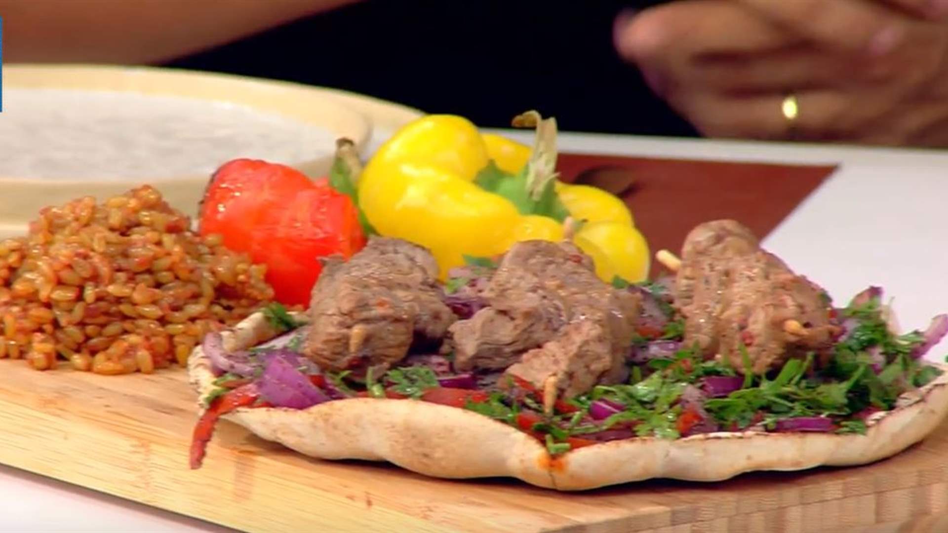 مائدة لبنانية بامتياز... تعلموا كيفية إعداد طبقي الكبة النيئة واللحمة المشوية (فيديو)