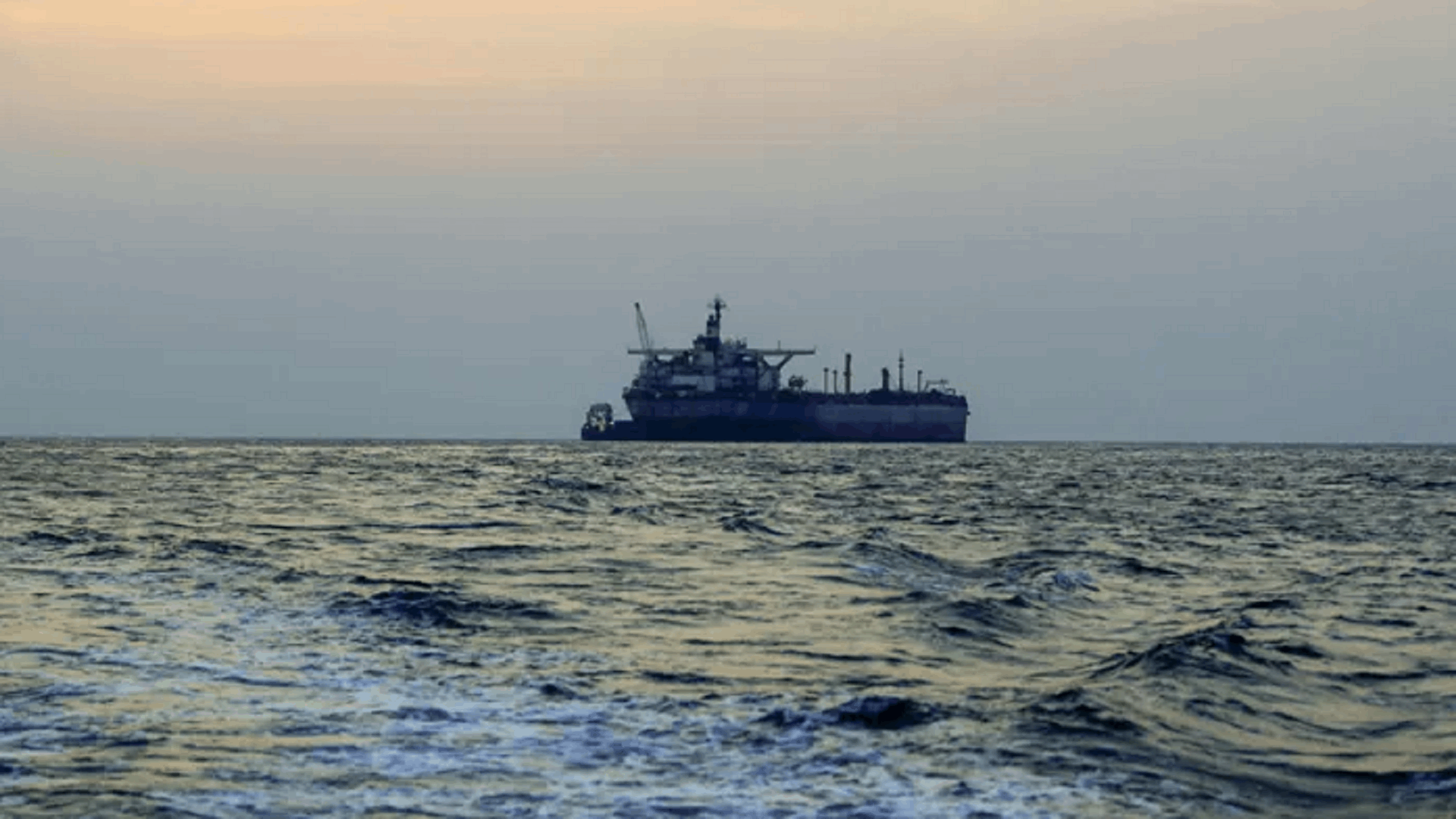 مركز الأمن البحري العماني: ناقلة النفط &quot;برستيج فالكون&quot; انقلبت قبالة ساحل الدقم