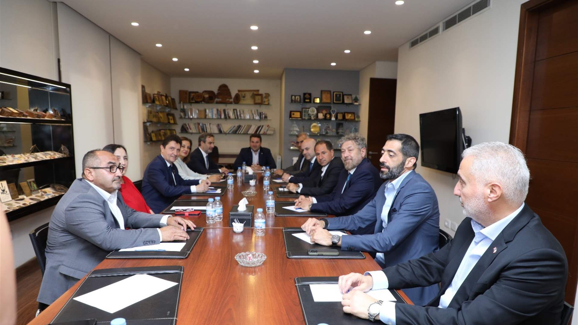 لقاء بين السيناتور الفرنسي أوليفييه كاديك وعدد من نواب المعارضة: قلق على غياب لبنان عن طاولة المفاوضات 