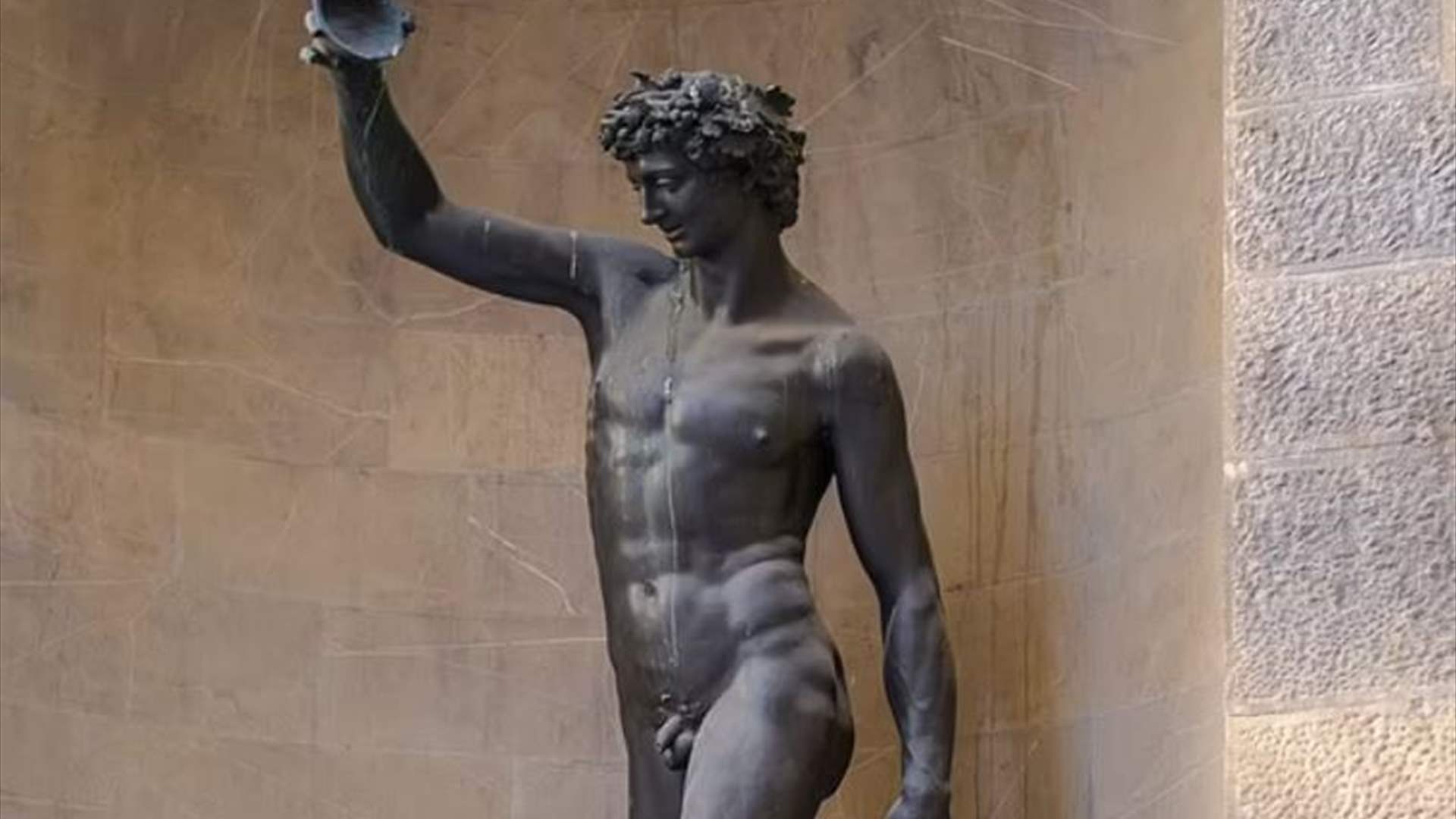 حركات مهينة وفاضحة أمام تمثال شهير... سائحة تثير غضب الإيطاليين بـ&quot;وقاحتها&quot;! (صور)