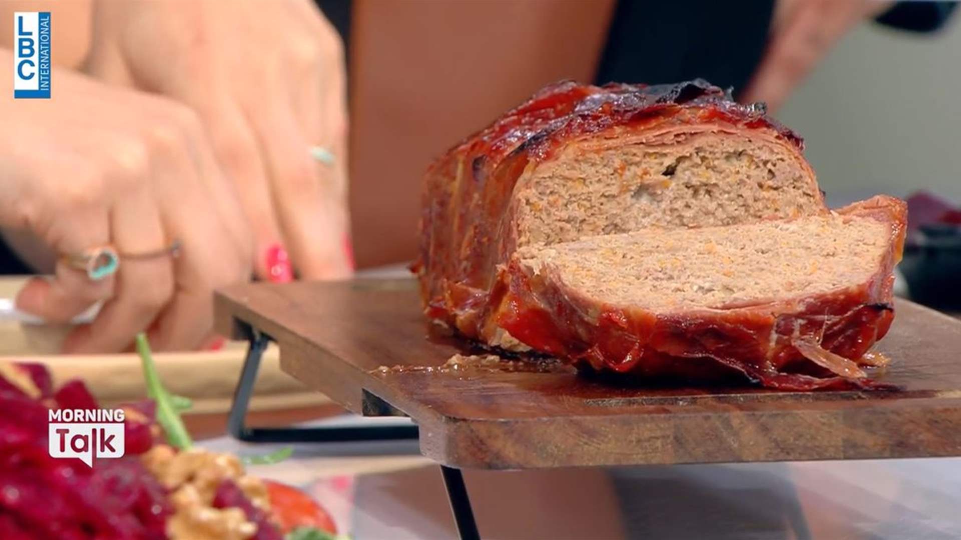 إليكم وصفة اللحم المقدّد مع صلصة الباربكيو على طريقة الشيف فادي زغيب (فيديو)