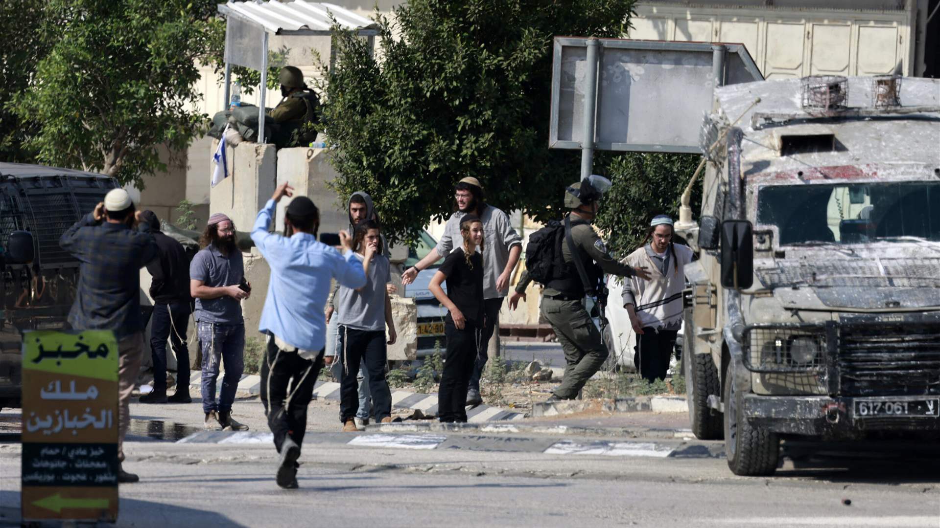 مستوطنون يعتدون على متطوعين أجانب في الضفة الغربية المحتلة