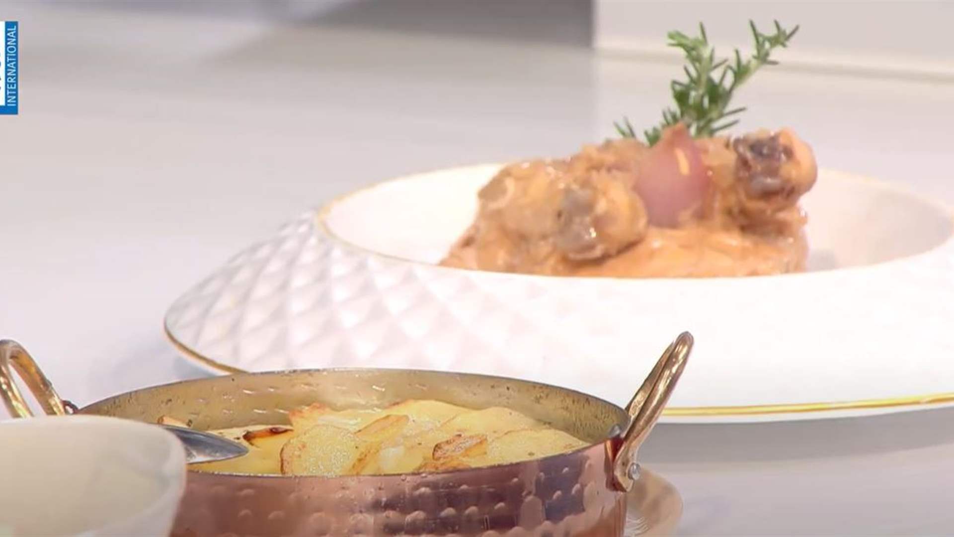 الدجاج مع الخل والبطاطا المشوية مع البصل... مائدة مميزة على طريقة الشيف حنا طويل (فيديو)