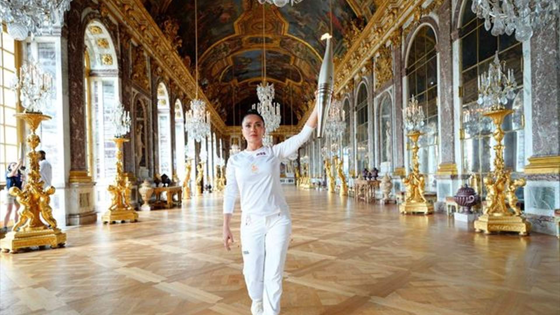 سلمى حايك تحمل الشعلة الأولمبية في قصر فرساي... كيف وصفت هذه التجربة؟ (صور وفيديو)