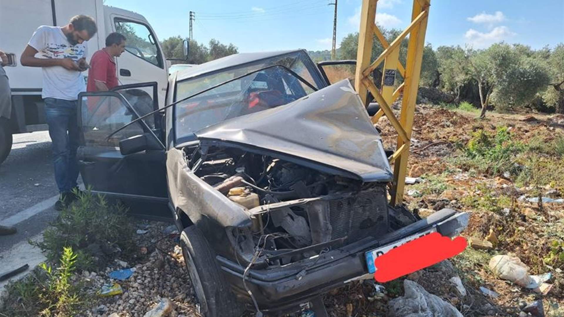 التحكم المروري: جريح نتيجة إصطدام سيارة بعامود كهرباء على طريق عام بلدة عرب الجل - صربا - قضاء صيدا
