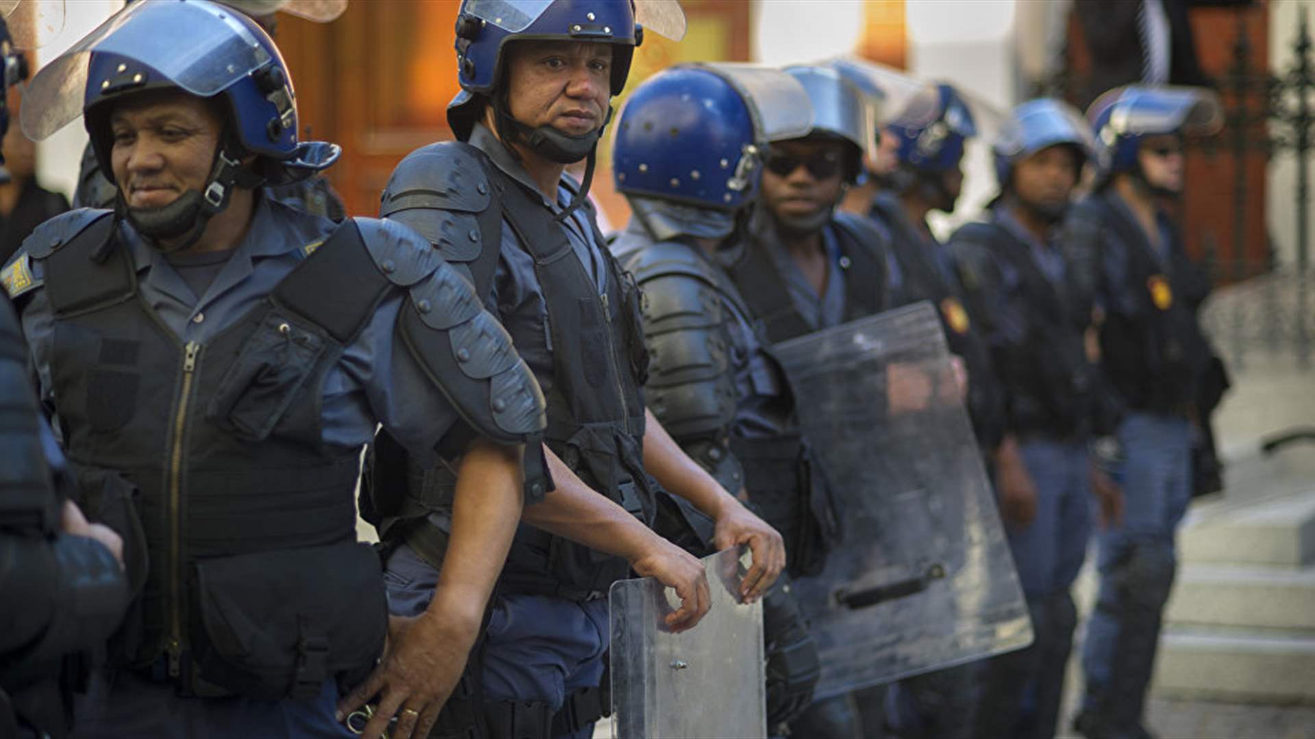 شرطة جنوب إفريقيا تعلن اعتقال 95 ليبياً في موقع يُشتبه بأنه قاعدة عسكرية