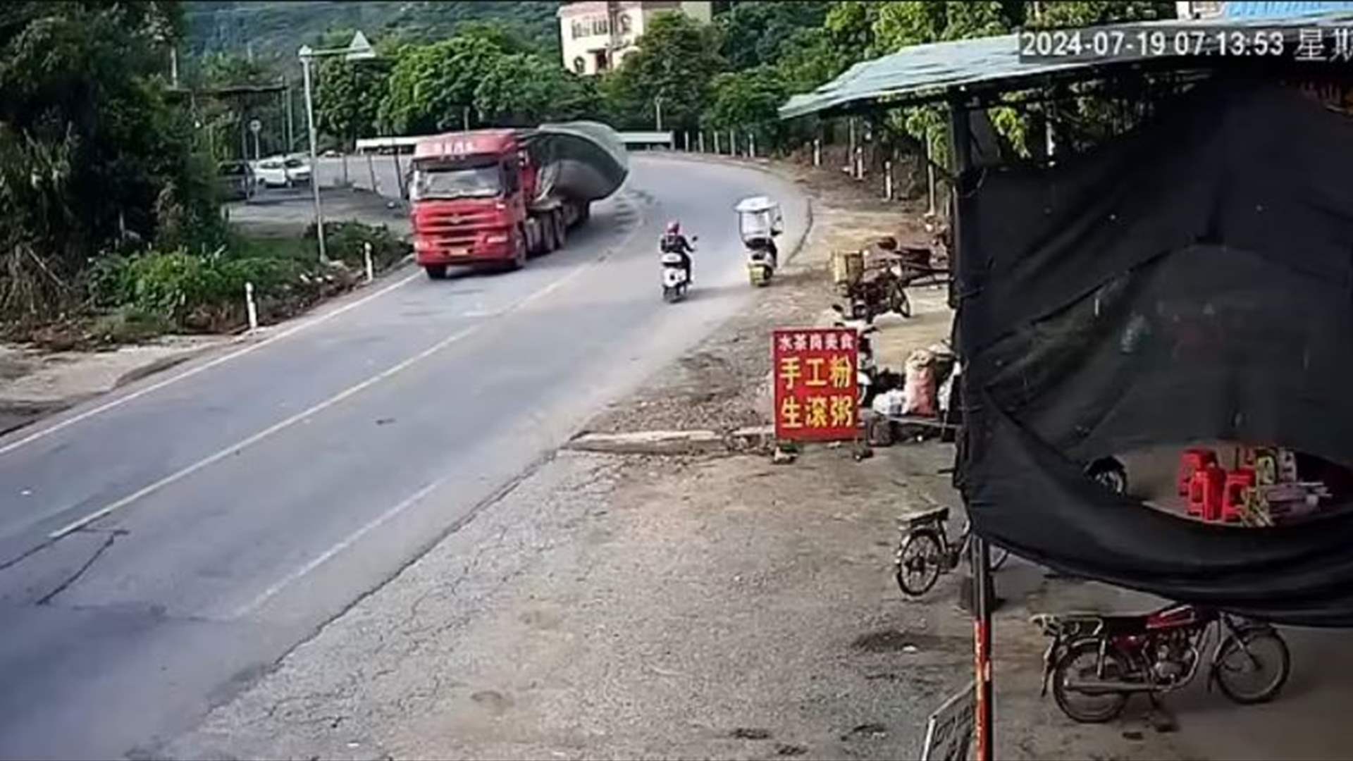 الجعة تغمر هذا الطريق السريع في الصين... والسبب: سائق متهور! (فيديو)