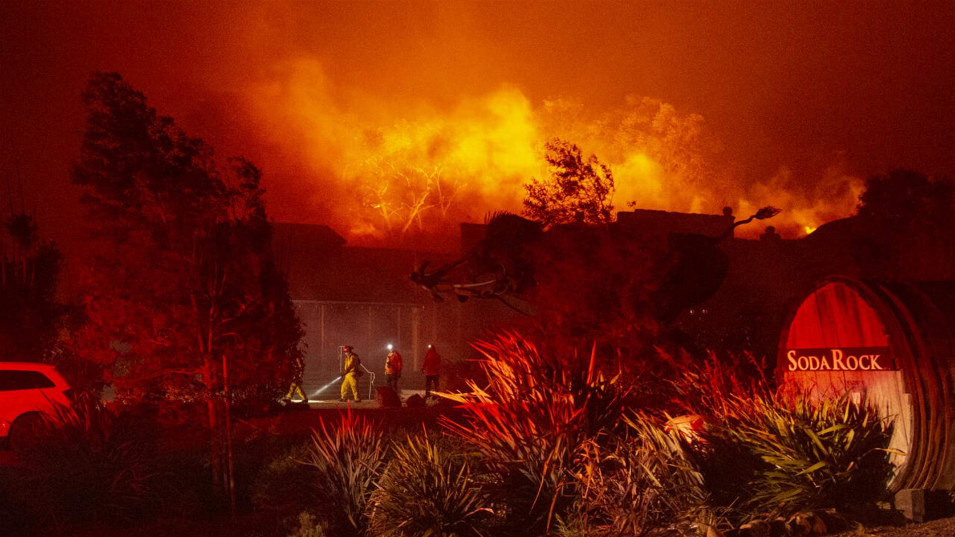 الرياح والحرارة مرتفعة تؤجج الحريق الضخم في كاليفورنيا