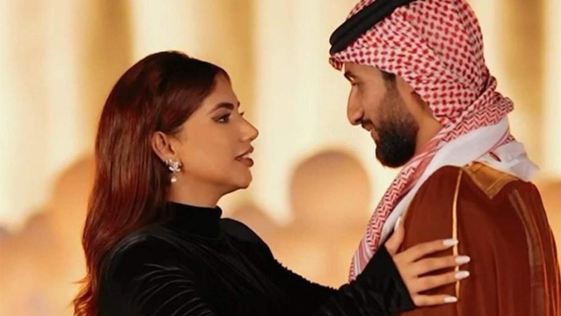 مؤثرة عراقية شهيرة تتلقى هدية من خطيبها باهظة الثمن... فستان من الذهب! (فيديو)