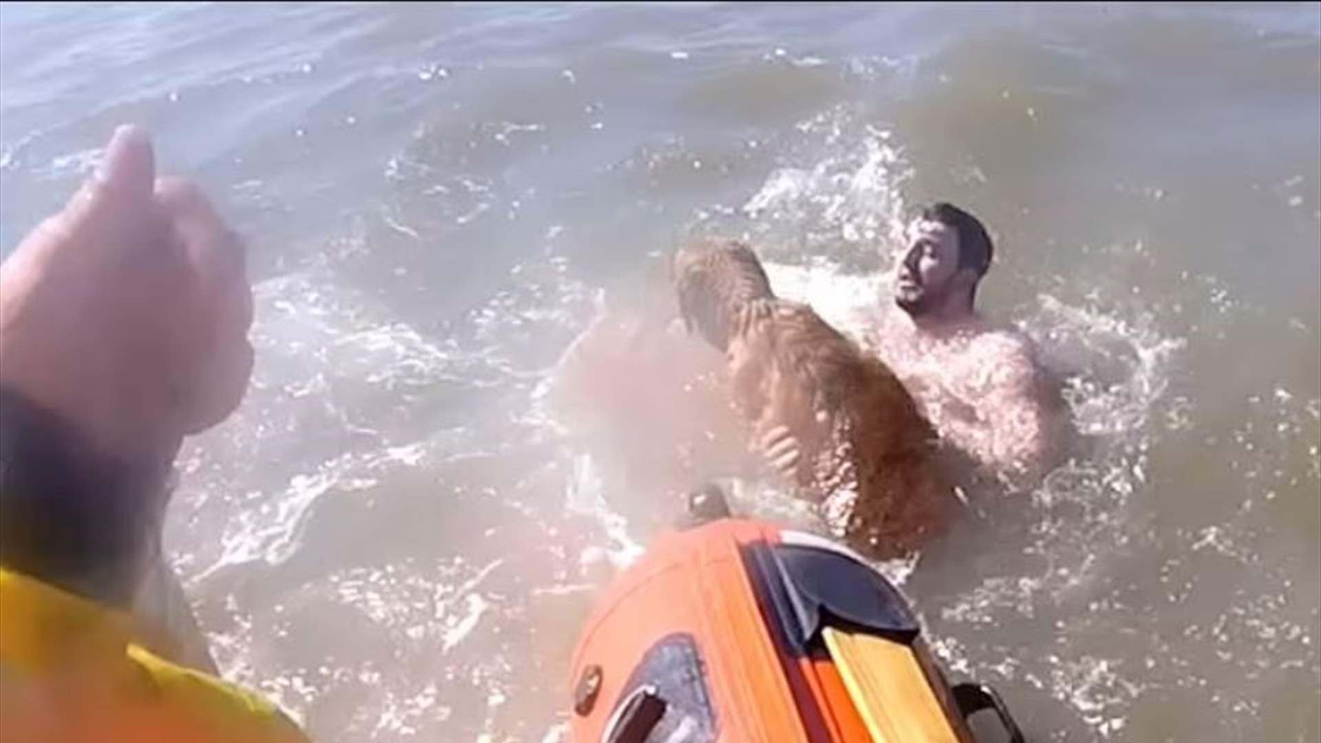 جرفتهما الأمواج... رجل ينجو من الغرق مع كلبه بعد &quot;اقترابهما من الموت&quot;! (فيديو)