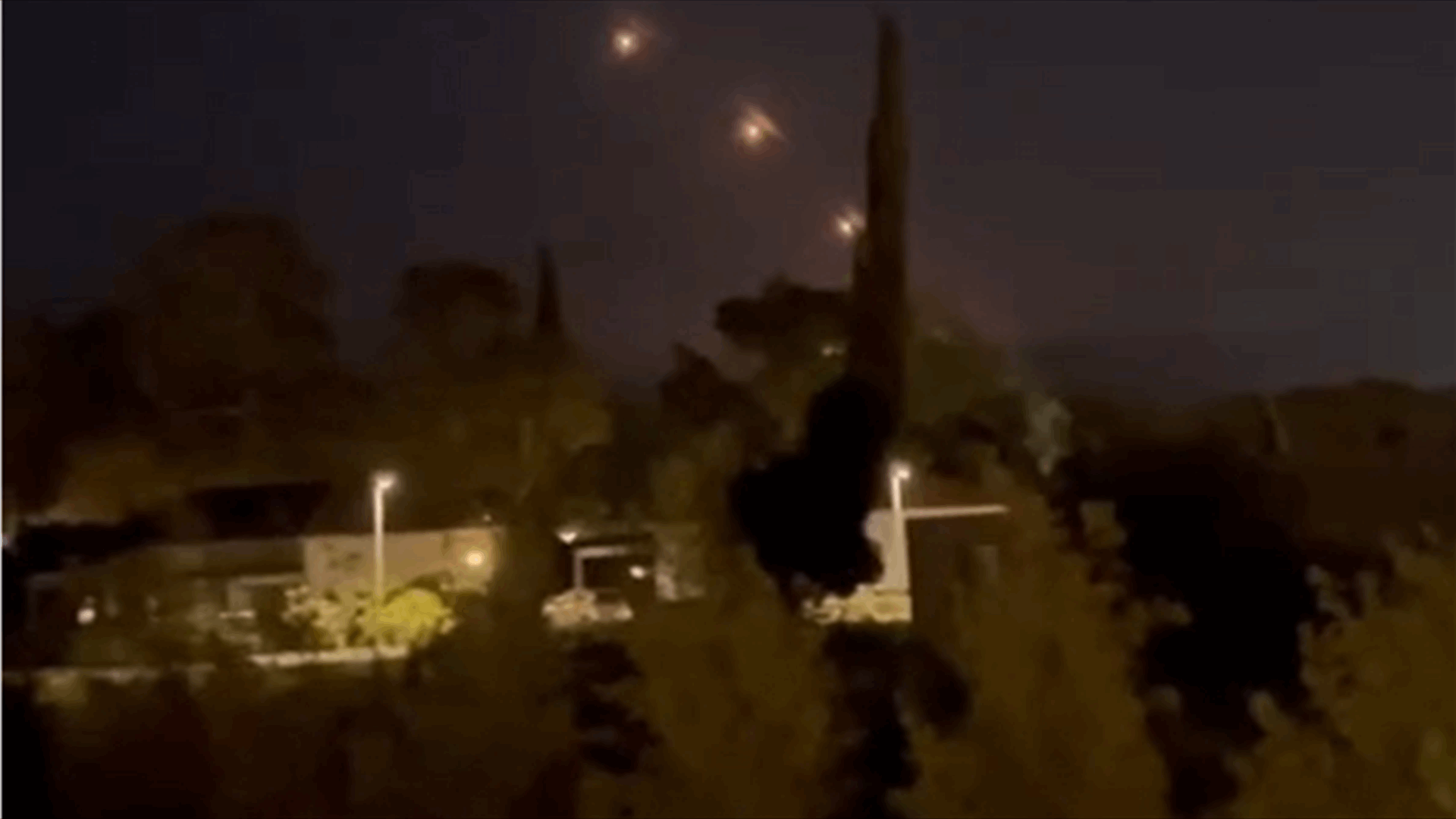 حزب الله يعلن إطلاق &quot;عشرات&quot; الصواريخ على شمال إسرائيل