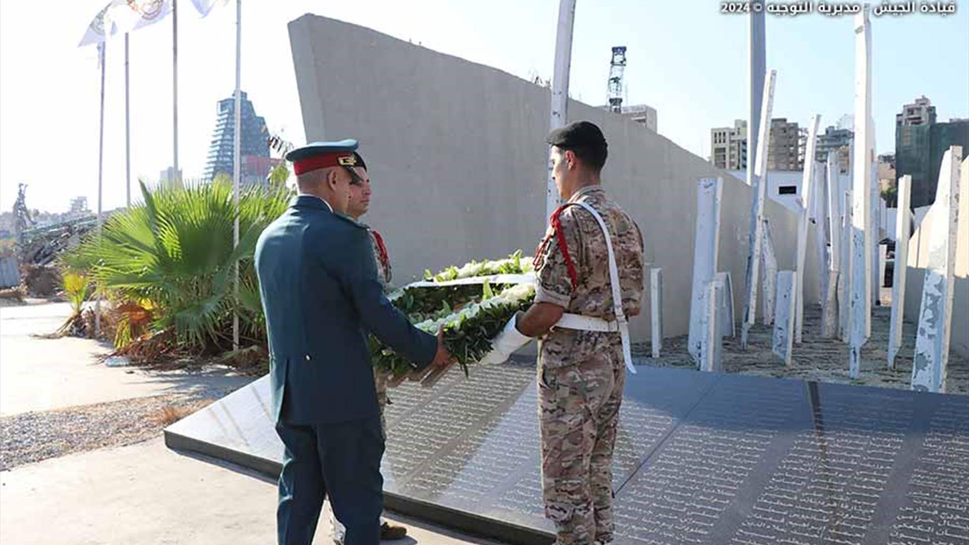 ممثل قائد الجيش يضع إكليلاً على النصب التذكاري لشهداء انفجار مرفأ بيروت