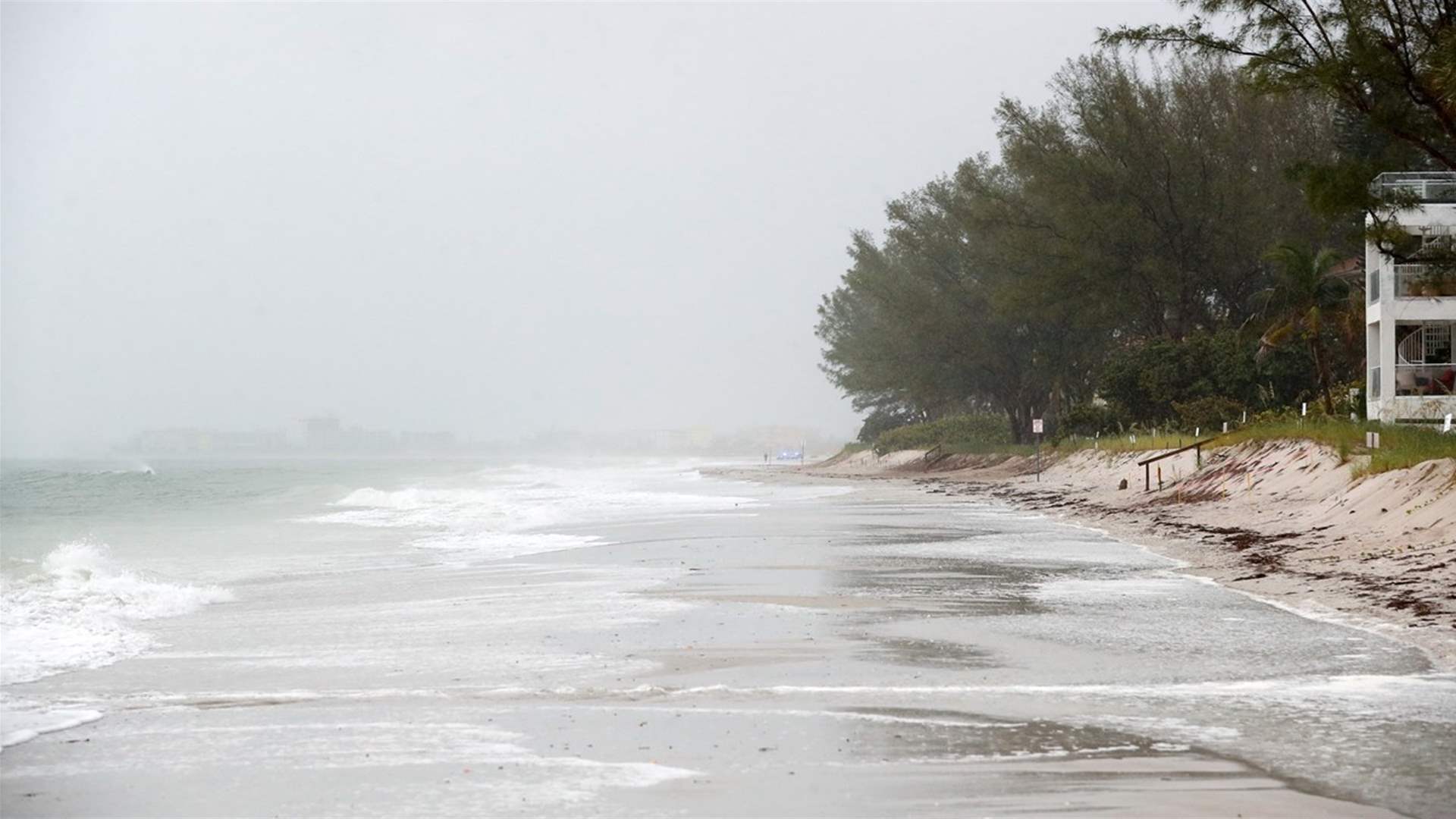 العاصفة المدارية ديبي تضرب شمال فلوريدا وتسبب وفيات وانقطاعًا للكهرباء