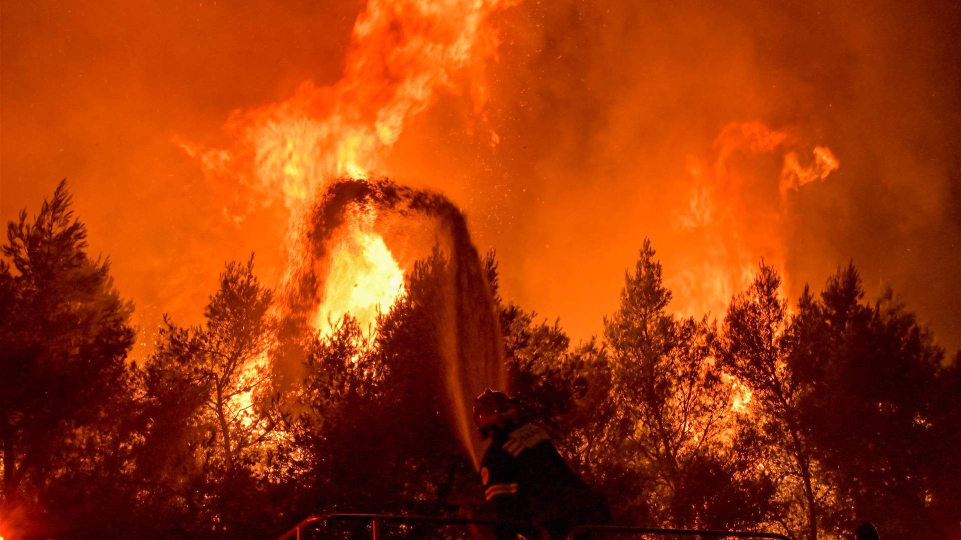 Greek wildfire reaches Athens&#39; outskirts; towns and hospitals evacuated