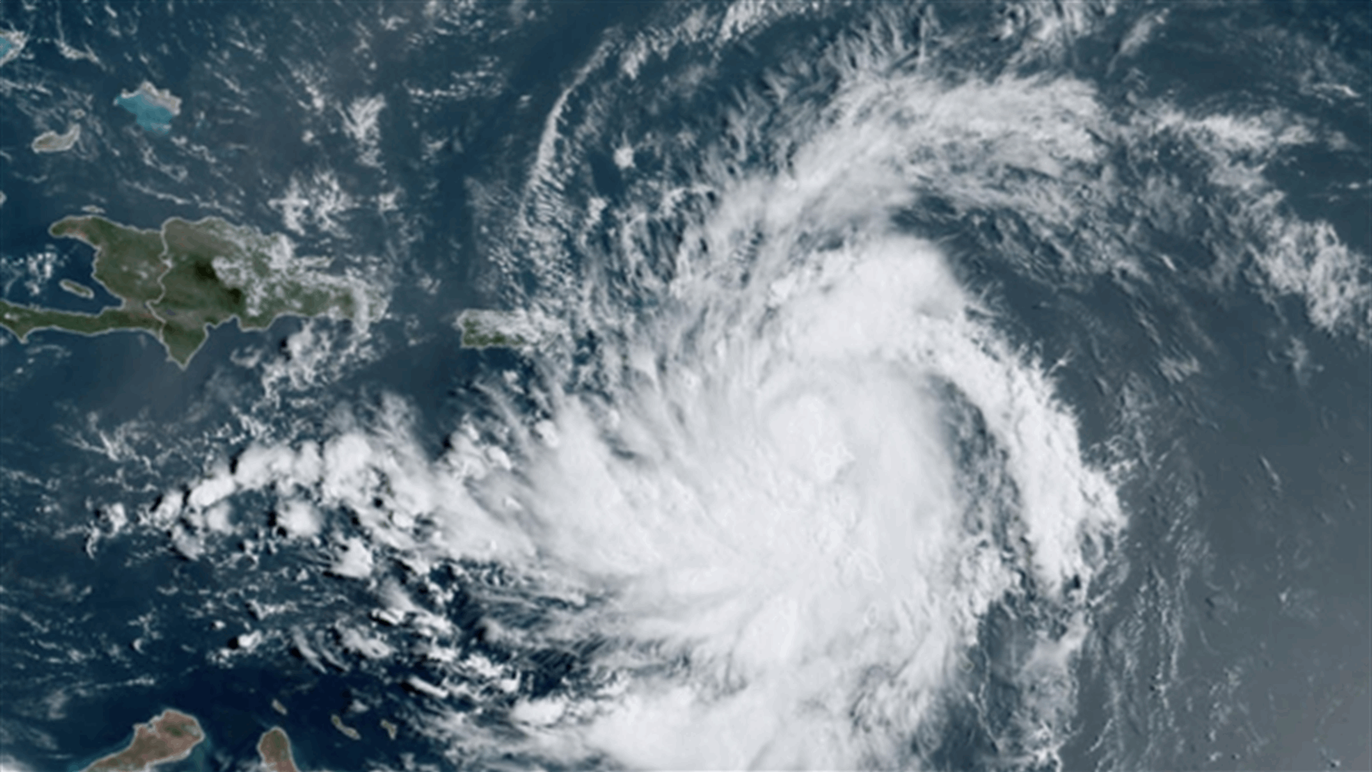 العاصفة ارنستو تتحول إلى إعصار وتبتعد عن بورتوريكو