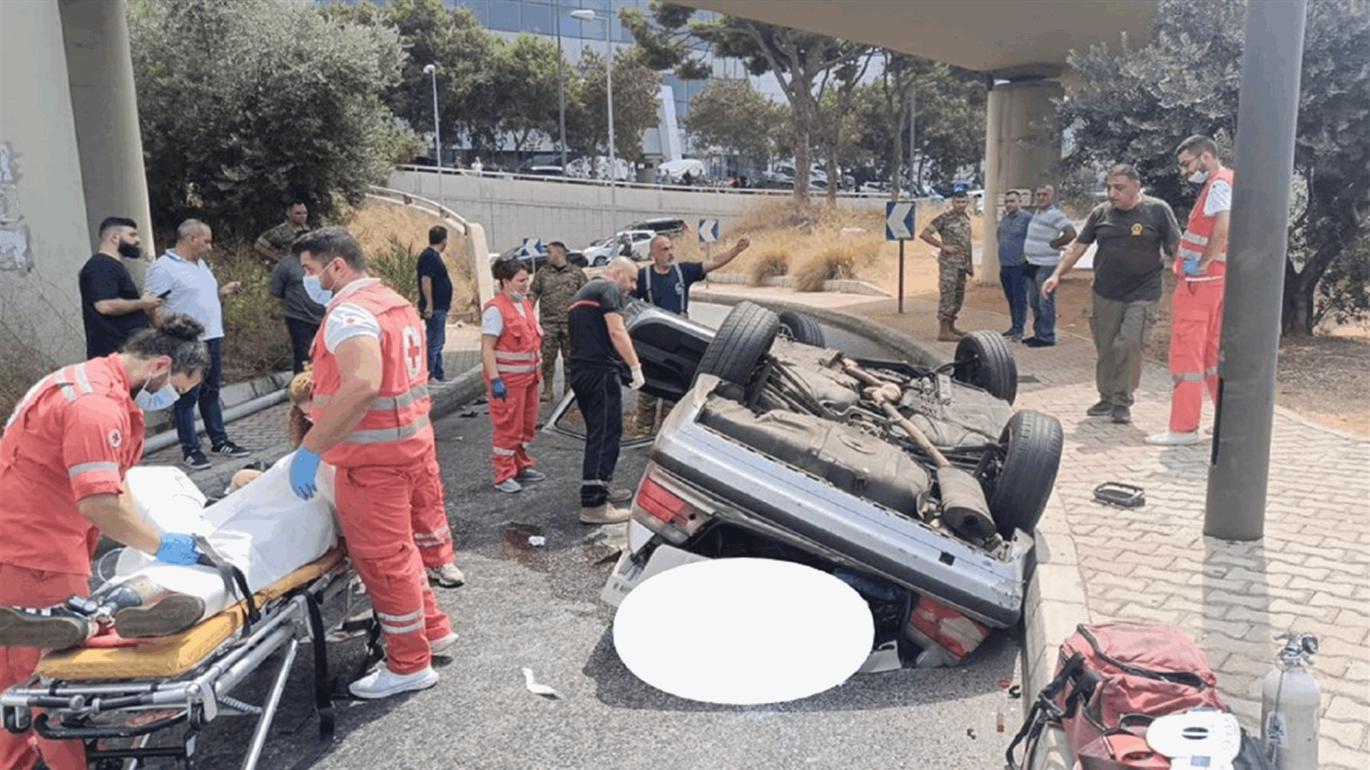 التحكم المروري: قتيل وجريح نتيجة سقوط مركبة عن جسر الصياد وانقلابها على طريق الصياد باتجاه بعبدا وتحويل السير باتجاه الطرقات المجاورة