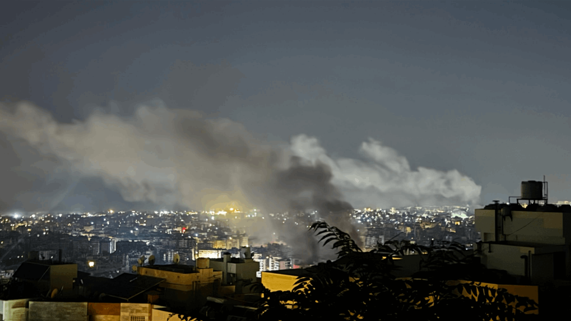 Consecutive Israeli airstrikes in Beirut&#39;s southern suburbs